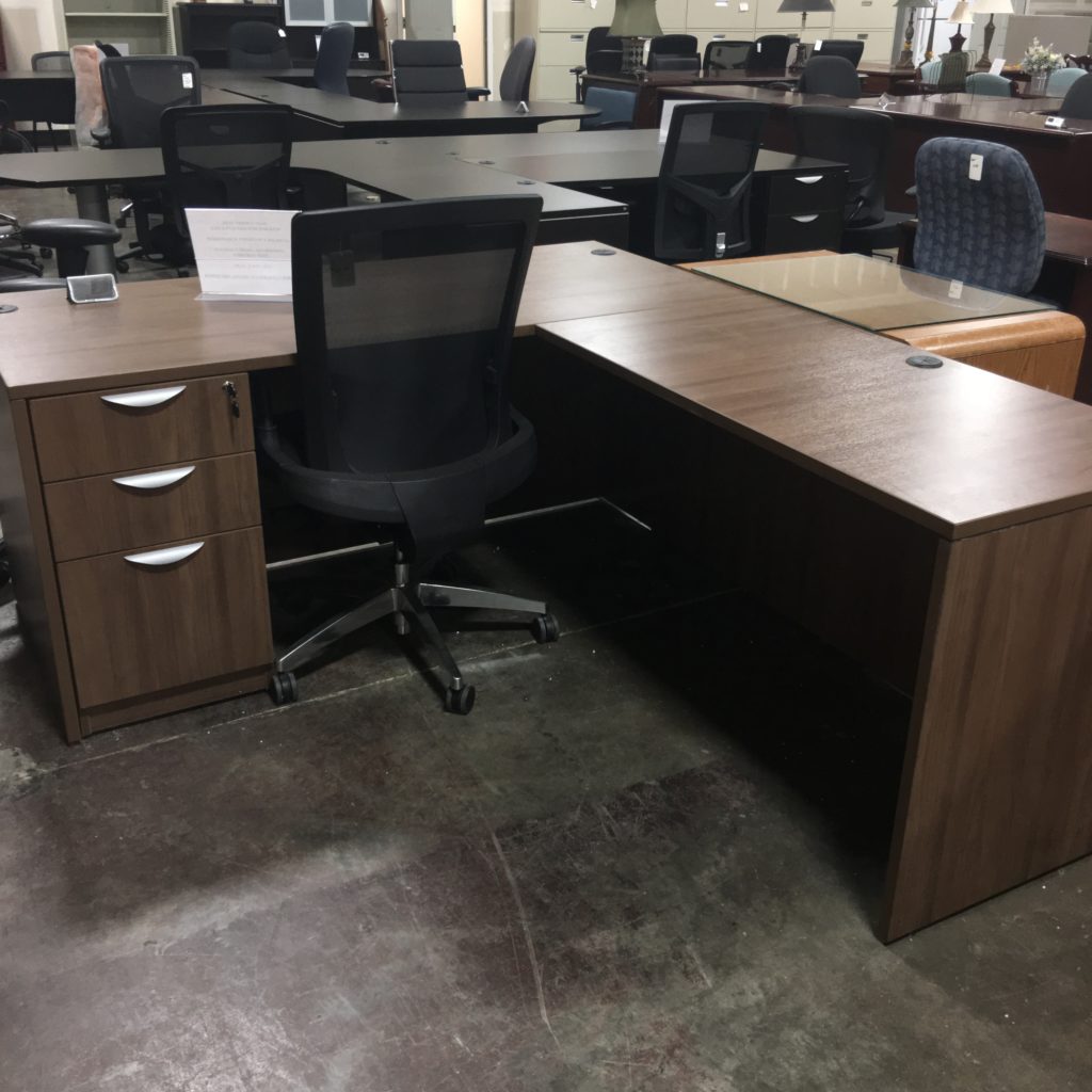 Modern Walnut L Desk with One Full Set of Drawers 939